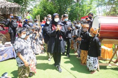 Bupati Banyuwangi, Ipuk Fiestiandani meresmikan Rumah Bambu Kampoeng Batara/Dok Hms