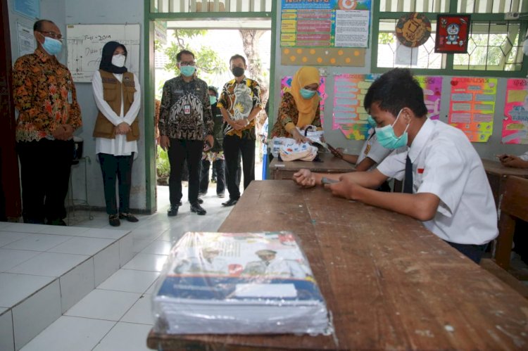 Bupati Probolinggo saat memantau Uji coba pembelajaran tatap muka /RMOL Jatim