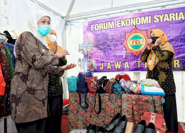 Gubernur Khofifah melihat produk UMKM usai meresmikan Gedung UPT Pelatihan Koperasi dan UKM Jatim (Latkop UKM)/Ist