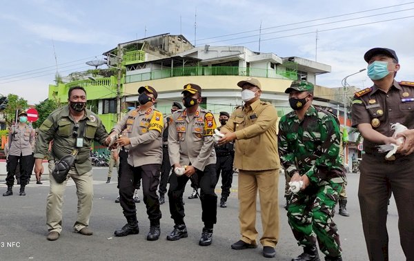 Jajaran Forkopimda dan Ketua PWI Mojokerto melepaskan merpati sebagai simbol kebebasan berpendapat dan berorganisasi/RMOLJatim