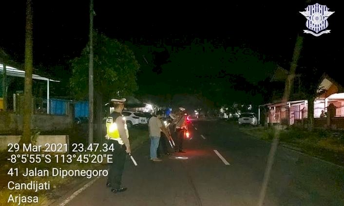 Polisi olah TKP di Jalan Diponegoro, Dusun Krajan, Desa Candijati, Kecamatan Arjasa, Kabupaten Jember/Ist