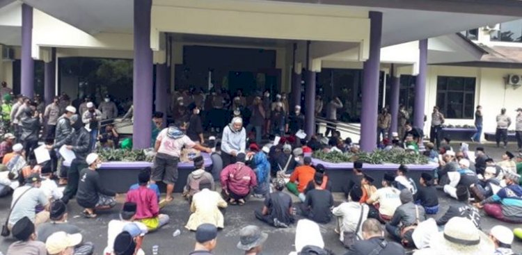 Aksi Forum Umat Islam (FUI) di Halaman DPRD Ciamis/RMOLJabar