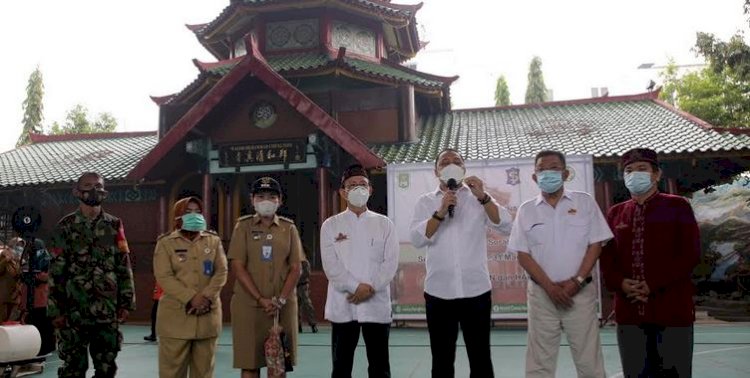 Eri Cahyadi saat meninjau vaksinasi di Masjid Cheng Ho/RMOLJatim