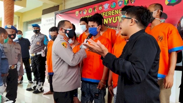 Kapolresta Banyuwangi Kombes Arman Asmara menanyai seorang pelaku dalam pres rilis di Mapolresta/RMOLJatim