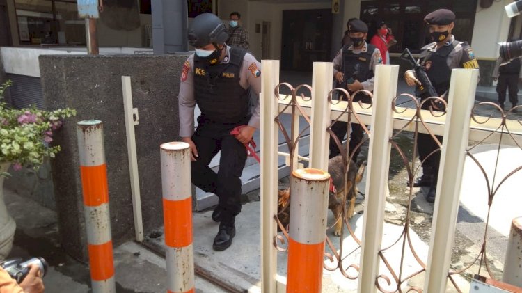Pengaman di gereja Santa Maria Tak Bercela