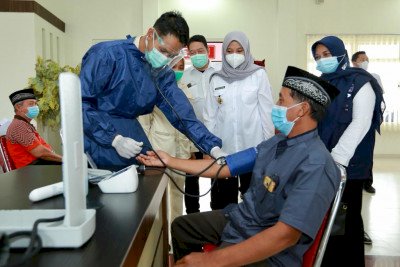 Bupati Banyuwangi, Ipuk Fiestiandani saat meninjau pelaksanaan vaksinasi bagi CJH/Dok Hms