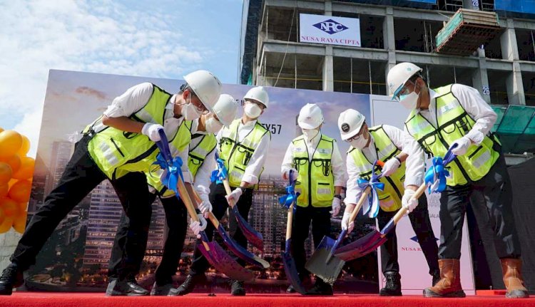 Topping Off Apartemen Fifty Seven Promenade/Ist