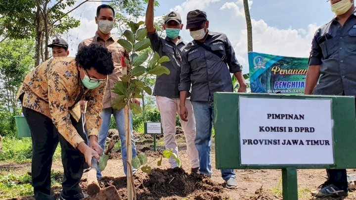 Mahdi saat melakukan penanaman pohon di wilayah Kabupaten Bondowoso. /Ist