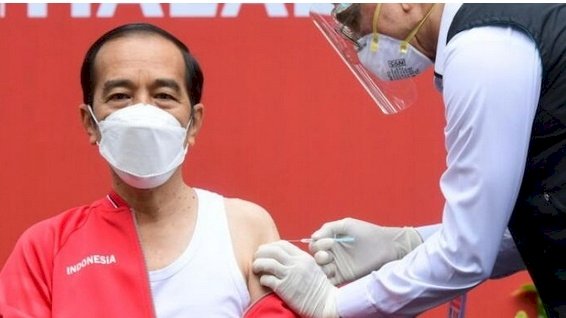 Presiden Jokowi saat menerima vaksinasi