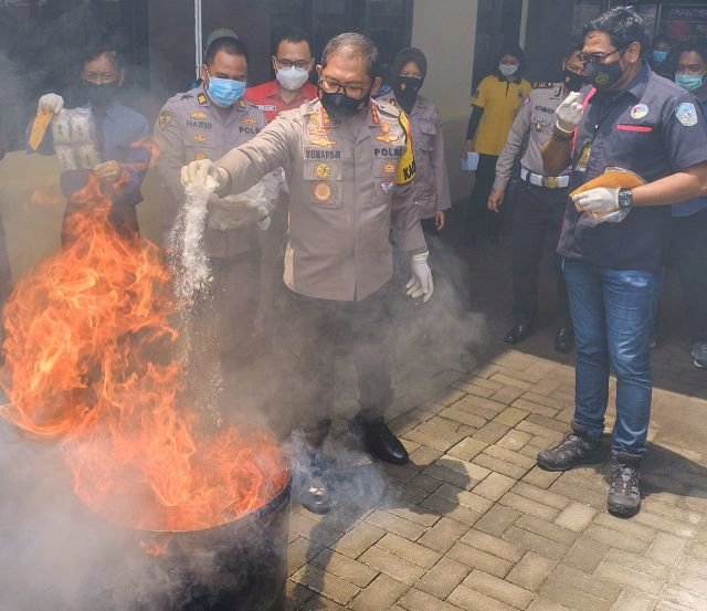 Kapolresta Sidoarjo Kombes Pol Sumardji musnahkan sabu/RMOLJatim