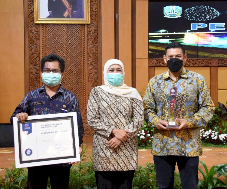 Gubernur Khofifah bersama Bupati Wali Kota Kediri, Abdullah Abu Bakar (Kanan) dan Kepala BKPPD Kota Kediri Un Ahmad Nurdin usai menerima penghargaan BKN Award/Ist