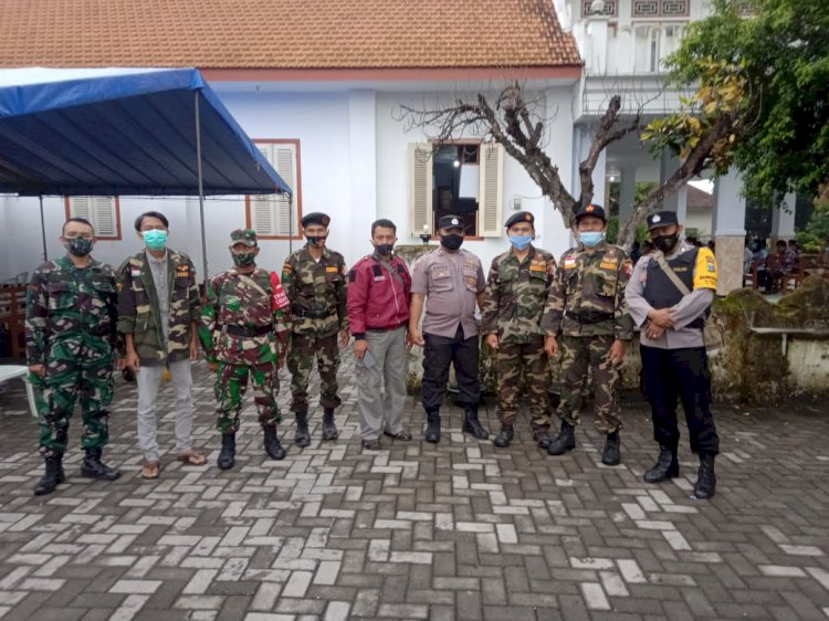 Polisi dan Banser saat pengamanan di gereja GKJW Semboro dan Gereja SPM Kaliwates/RMOLJATIM