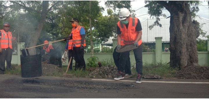 Bupati dan Wakil Bupati Ngawi, Ony Anwar bersama Dwi Rianto Jatmiko melakukan launching perawatan jalan. 