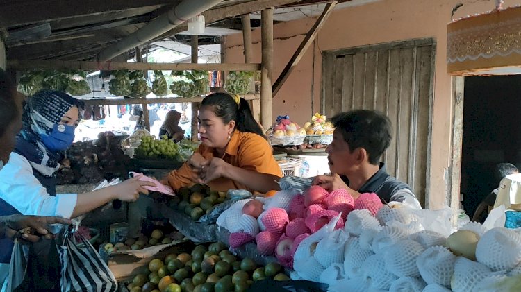 Nurhayati saat memberikan masker pada pedagang di Pasar Sebaung. /RMOL Jatim