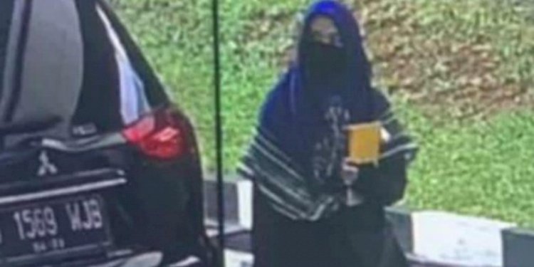 Zakiyah saat sebelum menyerang pos jaga Mabes Polri/Repro