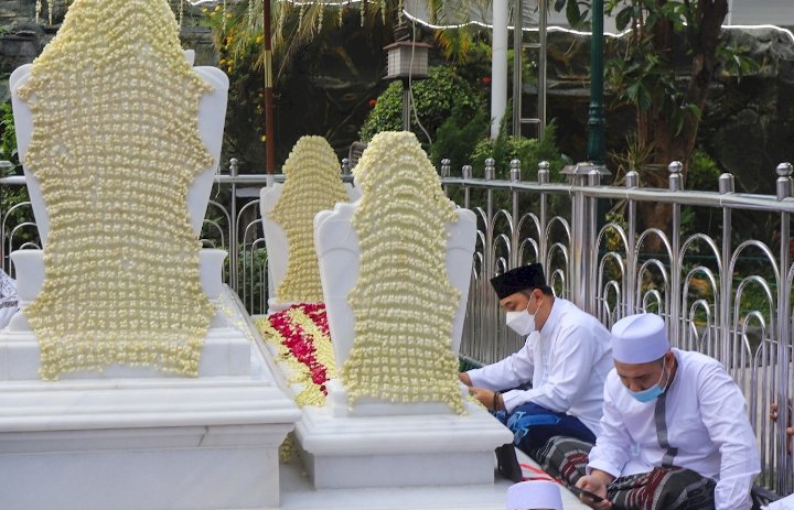 Eri Cahyadi saat berdoa di Haul Sunan Ampel ke-544 di Makam Sunan Ampel Surabaya/ist