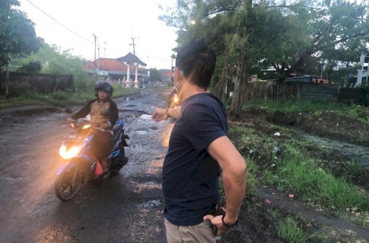 Sekretaris Komisi III DPRD Kabupaten Gresik, Abdullah Hamdi sidak jalan rusak/RMOLJatim