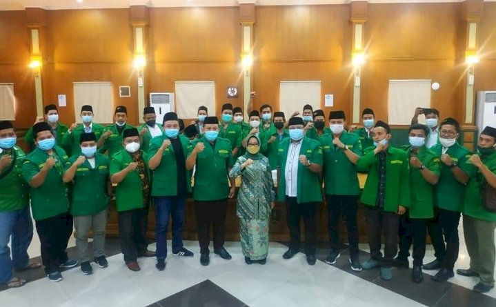 Bupati Mundjidah bersama pengurus dan anggota GP Ansor saat sosialisasi Assesor/RMOLJatim