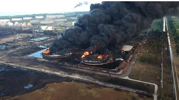 Kilang minyak yang terbakar / net