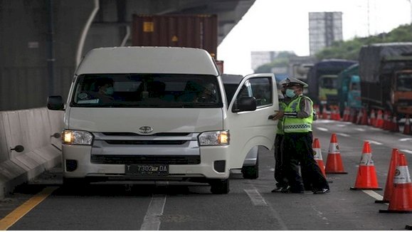 Petugas melakukan pemeriksaan di check point penyekatan saat larangan mudik lebaran 2020/Net