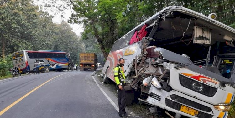 Kecelakaan bus Mira dan bus Sumber Selamat di Jalan Ngawi-Solo/Ist