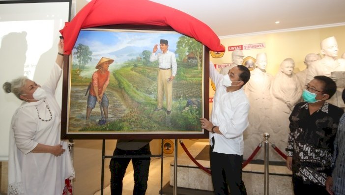 Eri Cahyadi melihat lukisan proklamator kemerdekaan Ir Sukarno (Bung Karno) dan seorang petani bernama Marhaen di Cigelereng, Bandung, pada 1923/RMOLJatim