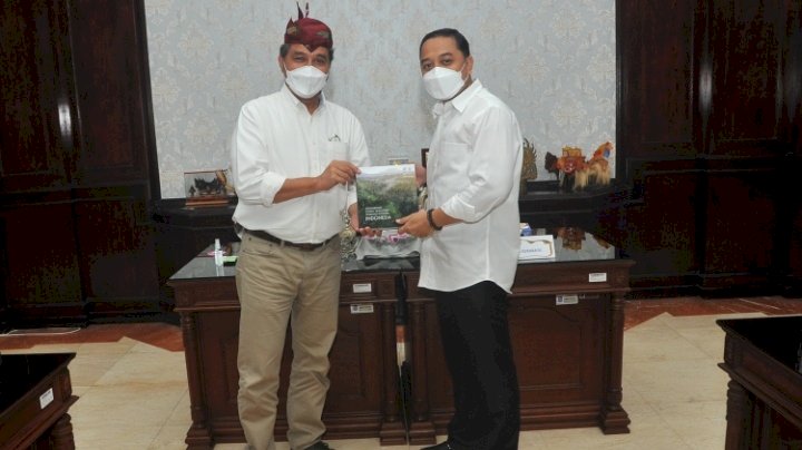 Eri Cahyadi memberikan cinderamata kepada Hilmar Farid/RMOLJatim