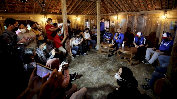 AHY saat menjawab pertanyaan wartawan di lereng gunung arjuno