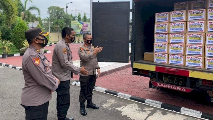 Kapolres Probolinggo AKBP Ferdy Irawan saat mengecek bantuan yang akan dikirimkan. /RMOL Jatim