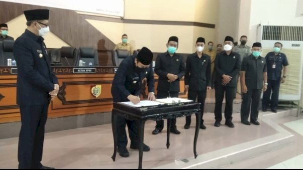 Penanganan Raperda APBD 2021 menjadi Perda APBD 2021, Oleh bupati Jember dan 4 Pimpinan dewan