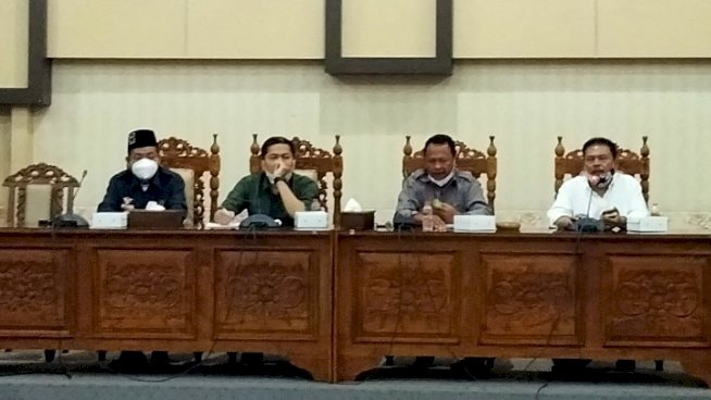 Ketua Komisi I DPRD Banyuwangi, Irianto (dua dari kanan) bersama pimpinan DPRD/RMOLJatim