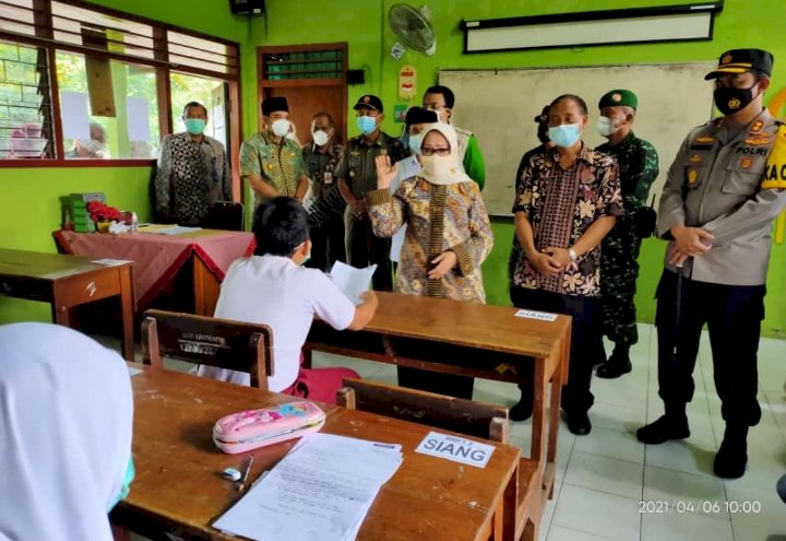 Bupati Jombang, Mundjidah saat meninjau pelaksanaan PTM disalah satu sekolah SD Negeri/RMOLJatim