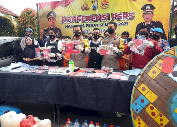 Kapolres Jombang, AKBP Agung Setyo menunjukkan barang bukti dari berbagai perkara dan para pelaku tindak pidana/RMOLJatim