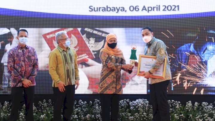 Wali Kota Eri Cahyadi menerima penghargaan Pembina K3 Tingkat Provinsi Jawa Timur Tahun 2020 yang diserahkan Gubernur Khofifah Indar Parawansa/ist