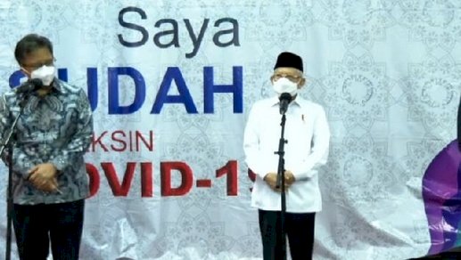 Jumpa pers Menteri Kesehatan Budi Gunadi Sadikin (kiri), bersama Wakil Presiden Maruf Amin (tengah) usai meninjau vaksinasi pengurus MUI Pusat, di Jakarta Pusat, Rabu, 7 April/Repro