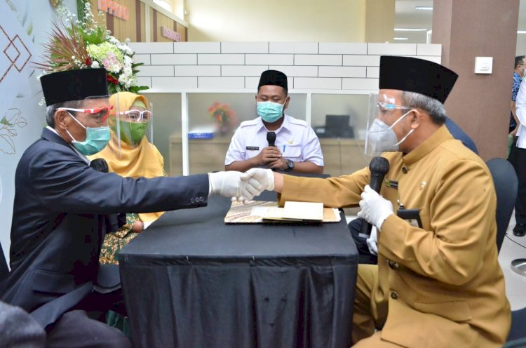 Gus Yani saat menikahkan pasangan janda dan duda di MPP DPTSP Gresik/Ist