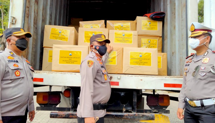 Kapolresta Banyuwangi Kombes Arman Asmara sesaat sebelum memberangkatkan bantuan kepada korban banjir bandang NTT/RMOLJatim