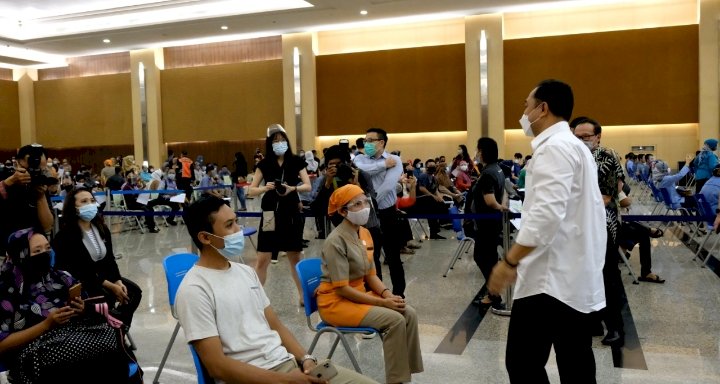 Eri Cahyadi tinjau pelaksanaan vaksinasi massal di Galaxy Mall II Surabaya/RMOLJatim