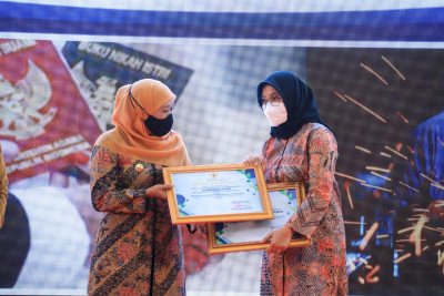 Gubernur Jawa Timur, Khofifah Indar Parawansa menyerahkan penghargaan pada Bupati Banyuwangi, Ipuk Fiestiandani/Dok Hms