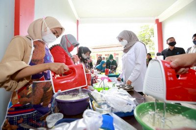 Bupati Banyuwangi Ipuk Fiestiandani saat menyerahkan bantuan/Dok Hms