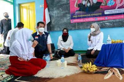 Bupati Banyuwangi Ipuk Fiestiandani bersama para pelajar SD Negeri 2 dan SMPN 3/Dok Hms