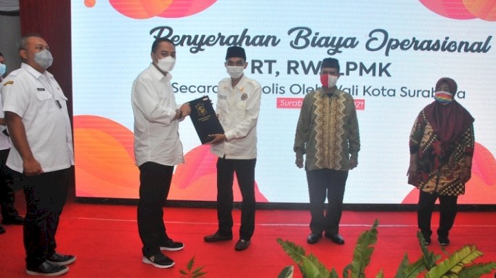 Eri Cahyadi menyerahkan biaya operasional kepada perwakilan RT, RW dan LPMK/RMOLJatim