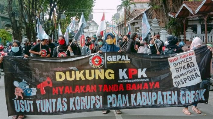 Gerakan Penolak Lupa (Gepal) menggelar aksi unjukrasa di depan Kantor Perumda (PDAM) Giri Tirta Gresik/RMOLJatim