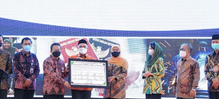 Gubernur Jatim Khofifah saat berikan hadiah/Ist