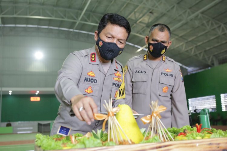 Pemotongan tumpeng oleh Kapolda Jatim Irjen Pol Nico Afinta bersama Pemain Tenis Senior Polda Jatim AKBP Agus Setiawan/Ist