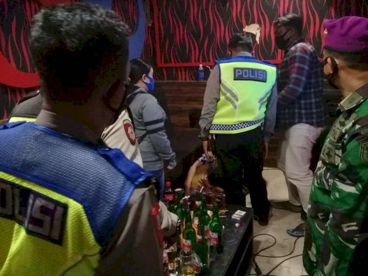 Petugas saat merazia salah satu tempat hiburan malam di Sidoarjo/Ist