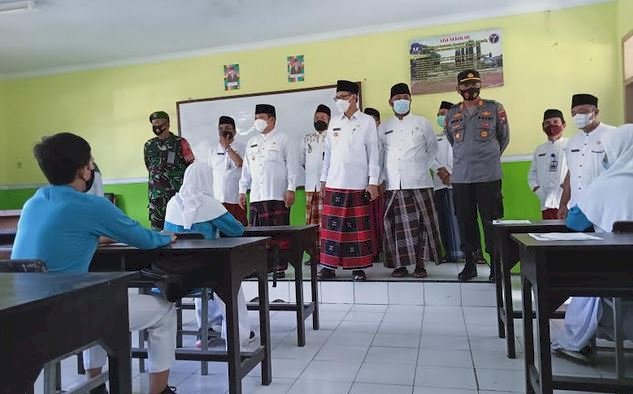 Bupati Jember, Hendy Siswanto saat memantau simulasi pelaksanaan UTM di SMPN 7 Jember dan SDN Sumbersari 2/RMOLJatim