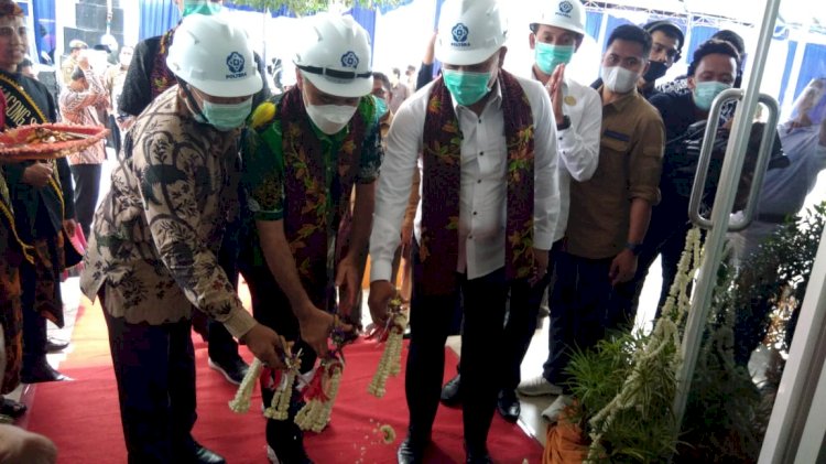 Direktur Poltera Arman Jaya bersama bupati Sampang Slamet Junaidi serta Ditjen Pendidikan Vokasi Kementerian Pendidikan dan Kebudayaan (Kemendikbud) RI Wikan Sakarinto saat potong pita dan melihat alat di gedung Bengkel Konstruksi Poltera/RMOLJatim