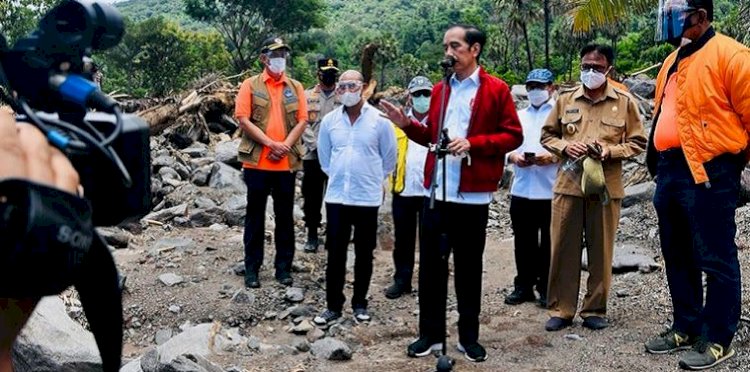 Presiden Jokowi saat tinjau lokasi bencana alam di NTT/Ist