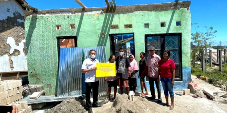 Penyerahan bantuan BTN bagi warga terdampak bencana di Kupang, NTT,/Dok